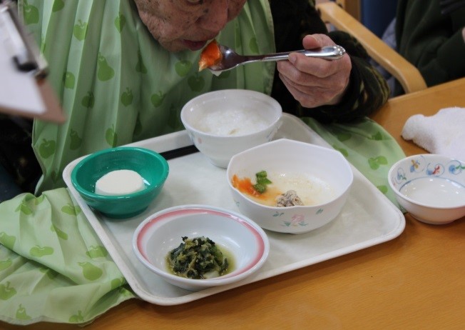 介護老人保健施設（胎内市）での食事の様子.jpg
